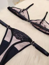 Conjunto de lencería de microtul color tostado con detalles de encaje negro. Incluye corpiño triangular con breteles finos regulables y tanga regulable de elástico ancho.