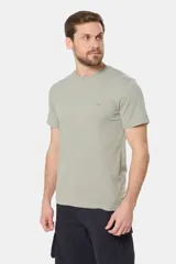 Remera celeste de manga corta con cuello redondo y bordado pequeño en el pecho. Corte clásico.