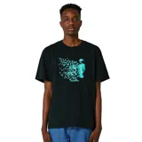 Remera negra con estampado gráfico en el frente, de corte clásico y manga corta.