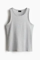 Musculosa gris de punto acanalado, corte ajustado y cuello redondo.