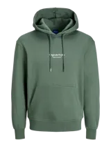 Canguro verde con capucha y cordones ajustables, bolsillo tipo canguro y puños y bajo acanalados. Estampado en relieve con el texto "Originals Studio BROUGHT TO YOU BY JACK&JONES® DESIGNED IN COPENHAGEN".