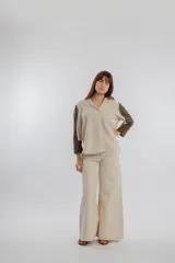 Camisa color beige con mangas 3/4 color verde militar, cuello clásico y cierre frontal con botones.