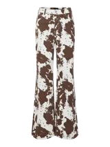 Pantalón de jean ancho con estampado de cebra en tonos marrones y blancos.