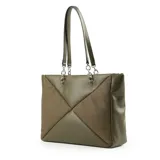 Bolso tipo shopper color verde con diseño acolchado y costuras geométricas. Tiene doble asa de hombro con detalle de cadena plateada y cierre superior.