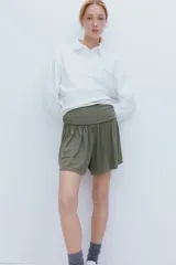 Short verde militar de punto acanalado fino de viscosa, con cintura ancha y costuras laterales fruncidas que crean un efecto drapeado.
