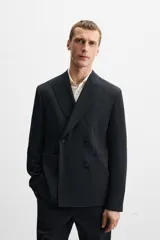 Blazer straight fit confeccionada en tejido de lana de origen italiano. Cuello con solapas de pico y manga larga acabada en puño con botones. Bolsillos de plastrón en pecho y cadera. Detalle de bolsillo interior. Bajo con aberturas en espalda. Cierre frontal de botonadura cruzada.