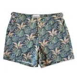 Short de baño con estampado de hojas de palmera en tonos verde, marrón y azul sobre fondo azul oscuro. Tiene pretina fija con hebillas metálicas laterales para ajustar, botón a presión y cierre frontal. Incluye tres bolsillos (dos laterales y uno trasero).