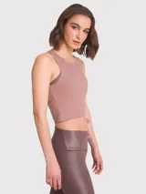 Musculosa corta azul de tejido acanalado, con cuello redondo y logo bordado en el pecho.