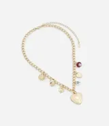 Collar corto dorado con cadena de eslabones y dijes colgantes: flor, taza, trébol, corazón, hongo y perla.
