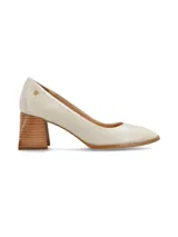Zapato de vestir color blanco con textura de piel de serpiente, taco cuadrado de madera y puntera cuadrada.