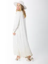 Maxi vestido camisero verde militar confeccionado en lino bordado, de calce amplio y estilo oversized.