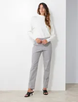 Jegging gris de algodón elastizado con pretina ancha elastizada, bolsillos delanteros simulados y bolsillos traseros aplicados.