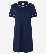 Camisón corto de manga corta y cuello redondo, color azul marino, con ribetes contrastantes en blanco en el cuello, mangas y bolsillo de parche en el pecho.