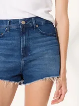 Short de denim azul oscuro, tiro alto y corte corto.