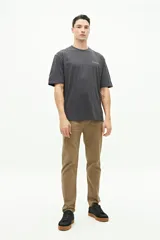 Remera gris oscuro de manga corta con cuello redondo y logo estampado en el pecho.