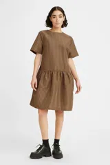 Vestido corto marrón con estampado a cuadros, corte amplio, cuello redondo y mangas cortas.
