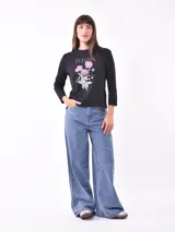 Remera blanca de manga larga con cuello redondo y estampado frontal con la frase "All my love darling" en color celeste.