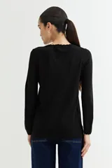 Sweater color camel de tejido de punto con escote en V y detalle de crochet en el borde. De manga larga y corte recto.