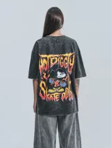 Remera negra con efecto nevado, corte oversize y estampado de Mickey Mouse sobre una patineta.