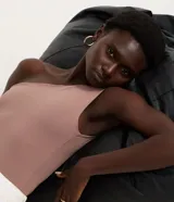 Body básico color durazno, con escote asimétrico y un solo hombro. Confeccionado en microfibra de poliamida y elastano.