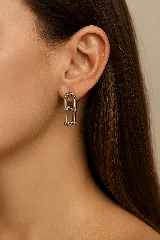 Aros colgantes plateados con forma de eslabones de cadena.