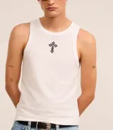 Musculosa blanca de algodón con cuello redondo, corte muscle y bordado de cruz texturizada en el pecho.