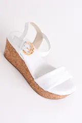 Sandalia plateada con plataforma de corcho, diseño cruzado y tira con hebilla al tobillo.