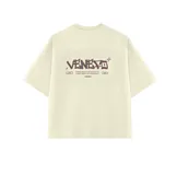 Remera color crema de corte holgado con estampa gráfica en la espalda que incluye el texto 'VENEFRO' en letras estilo graffiti y una frase en inglés.