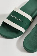 Sandalias de goma negras con banda ancha blanca con el logo de la marca.