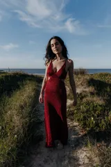 Vestido largo de viscosa con lurex color borgoña, con breteles finos, escote en V y aberturas laterales en la cintura.