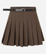 Short pollera color marrón, de corte sastre con pliegues estructurados, cintura con trabillas y cinturón ajustable negro con hebilla plateada.