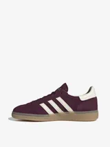 Zapatillas Adidas Handball Spezial color borgoña con detalles en blanco y suela color caramelo.