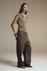 Pantalón de jean de tiro medio con estampado animal color marrón y negro.