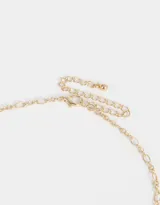 Collar dorado con cadena de eslabones y dijes colgantes: moto scooter, rodaja de pizza y corazón con piedra rosada.