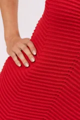 Vestido corto tejido al crochet color rojo con cuello halter y ribete rosa.