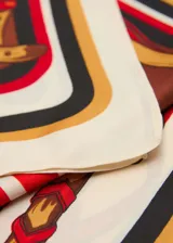 Pañuelo cuadrado con estampado de cinturones y rayas horizontales rojas y blancas.