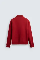 Sudadera regular fit color bordó, con cuello alto y cierre frontal de cremallera. Manga larga y acabados en rib.