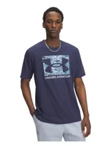 Remera Under Armour color marrón con logo de la marca estampado en el pecho con diseño de camuflaje. De corte clásico, mangas cortas y cuello redondo. Confeccionada en tejido ligero, suave y de secado rápido.