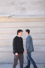 Buzo azul con efecto lavado, cuello redondo y logo bordado en el pecho.