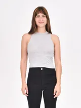 Musculosa blanca de algodón con cuello redondo y sisas amplias.