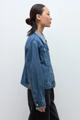 Chaqueta de jean de lavado medio, corte holgado, con cuello y puños de tela estampada a cuadros vichy en blanco y negro.