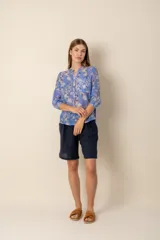 Camisa de dama estampada con lunares grandes color azul marino sobre fondo blanco.