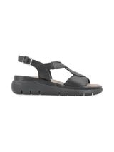 Sandalias de cuero color gris claro con tiras cruzadas y elástico. Suela de plataforma blanca.