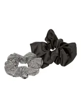 Pack de dos scrunchies para el pelo, uno de tela satinada negra y otro con strass plateados.