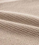 Camisa de punto para hombre en color beige, de calce regular con cuello inglés y manga corta. Presenta un diseño texturizado con cierre frontal de botones al tono y terminaciones acanaladas en mangas y ruedo.