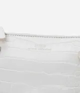 Bolso bandolera pequeño color marrón con textura de piel de cocodrilo, correa fina ajustable, cierre de cremallera y hebillas laterales decorativas.