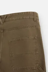 Pantalón color verde oliva de corte recto, confeccionado en algodón. Cuenta con bolsillos frontales, traseros y laterales tipo cargo, además de una tira multifunción.