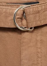 Short de algodón color marrón, con tiro medio, diseño recto, pinzas delanteras y cinturón ajustable. Presenta bolsillos laterales y dos bolsillos de ribete en la parte posterior.