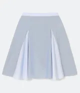 Falda midi de tricoline celeste y blanco, con cintura elastizada en la parte trasera y pliegues frontales en contraste.