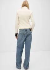 Pantalón de jean celeste de corte wide leg, tiro bajo y cinco bolsillos.